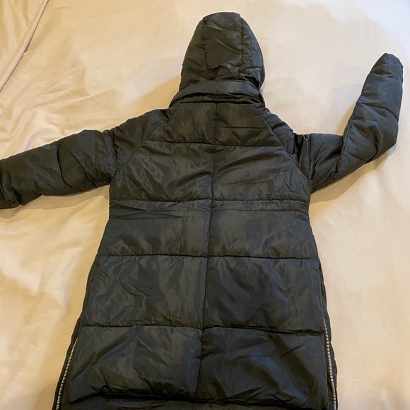 Youth girl BLACK PUFFER COAT W/ ZIPPERS NEVER USED - Picture 4 of 4